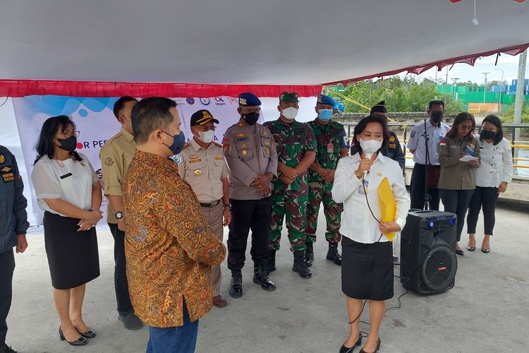 Proses penyerahan sejumlan dokumen izin ekspor udang beku kepada Direktur Utama PT Bartuh Langgeng Abadi Sulaksono Soemitro, di Pelabuhan Poumako, Mimika, Papua, Rabu (8/12/2021).