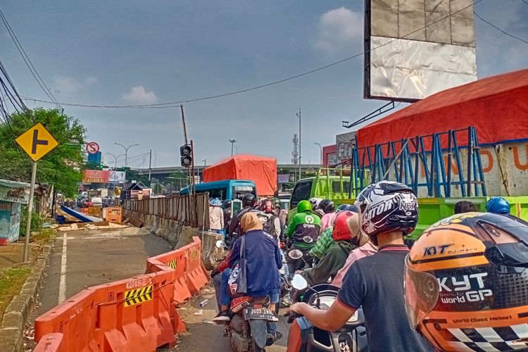 Kemacetan di Jl Transyogi, Cileungsi-Cibubur terjadi sejak pukul 05.00 subuh, Senin (19/9/2022) hingga siang ini, akibat penutupan putatan balik di depan SD Al Azhar Syifa Budi.
