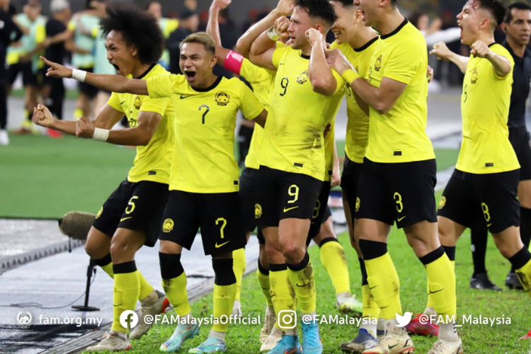 Tangkapan layar Twitter @FAM_Malaysia yang menangkap momen perayaan gol timnas Malaysia ke gawang Singapura. Laga Malaysia vs Singapura dalam matchday terakhir Grup B Piala AFF 2022 berlangsung di Stadion Bukit Jalil, Kuala Lumpur, pada Selasa (3/1/2023) malam WIB. Terkini, Malaysia sudah menyelesaikan pertandingan melawan Thailand dalam semifinal Piala AFF 2022. Laga Malaysia vs Thailand digelar di Stadion Bukit Jalil, Kuala Lumpur, Malaysia, Sabtu (7/1/2023) malam WIB.

