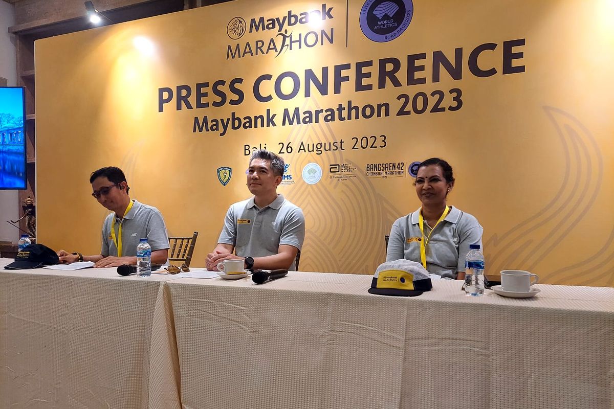 Presiden Director PT Bank Maybank Indonesia Tbk (Maybank Indonesia) Taswin Zakaria (tengah) didampingi Direktur Operations PT Bank Maybank Indonesia Tbk (Maybank Indonesia) sekaligus Project Director Maybank Marathon Widya Permana (kiri) dan Direktur Keuangan PT Bank Maybank Indonesia Tbk (Maybank Indonesia) Thilagavathy Nadason (kanan) dalam konferensi pers Maybank Marathon 2023, Sabtu (26/8/2023)