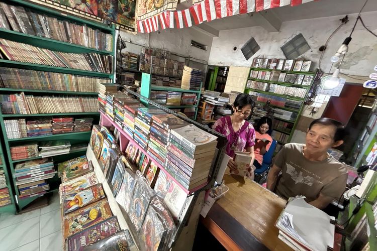 Bertahan di Tengah Gempuran Digital, Kisah Pasutri di Solo Rawat Toko Persewaan Komik Sejak 1990-an