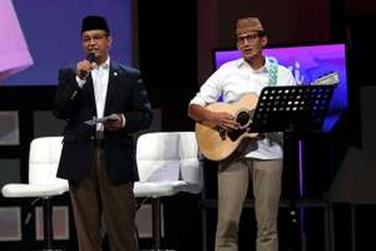 Kandidat calon gubernur dan wakil gubernur DKI Jakarta nomor urut 3, Anies Baswedan dan Sandiaga Uno saat debat kandidat program acara Rosi dan Kandidat Pemimpin yang di selenggarakan Kompas TV  Jakarta di Djakarta Theater Ballroom, Jakarta, Kamis (15/12/2016).