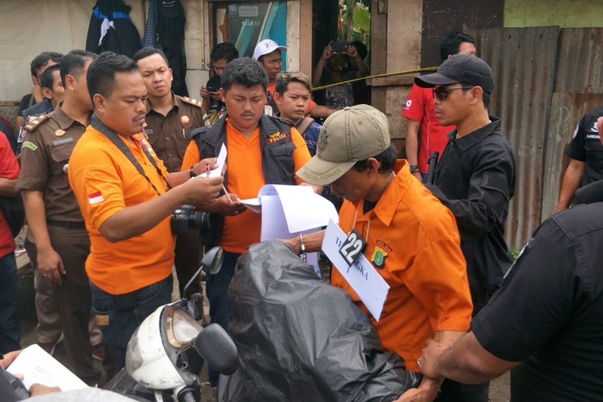 Rekonstruksi kasus pembunuhan pria terbungkus plastik di Kampung Caman Raya, Kota Bekasi, Selasa (12/3/2019).