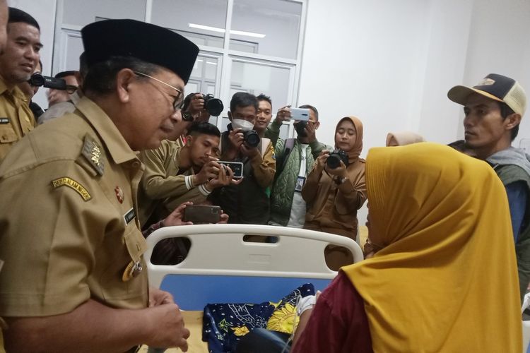 Bupati Cianjur, Herman Suherman saat menjenguk pasien di RSUD Sayang, Cianjur, Jawa Barat, Senin (11/12/2023) yang diduga menjadi korban kelalian medis saat menjalani operasi sesar.