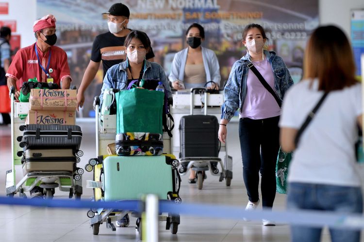 Some passengers pushing their luggage at I Gusti Ngurah Rai International Airport in Bali, Wednesday, March 9, 2022. 