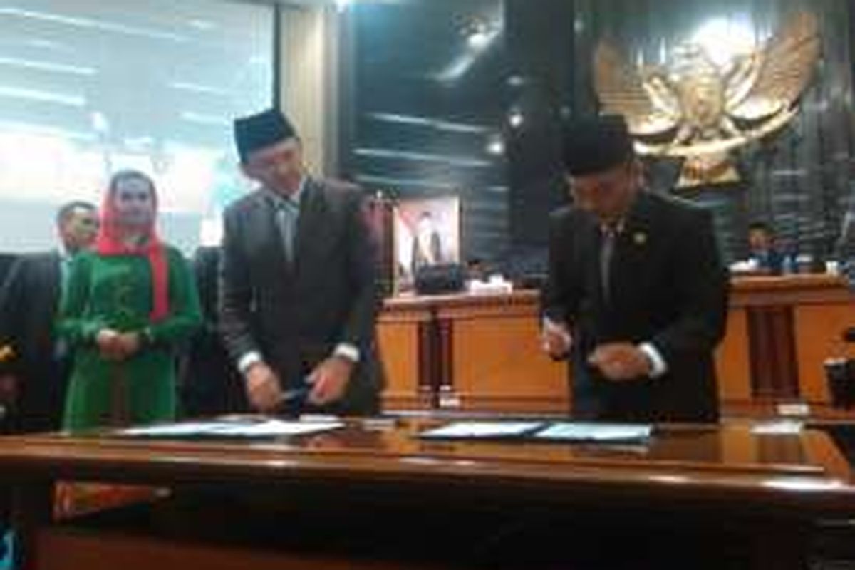 Gubernur DKI Jakarta Basuki Tjahaja Purnama dan Ketua DPRD DKI Prasetio Edi Marsudi menandatangani lembar pengesahan APBD Perubahan DKI 2017. 