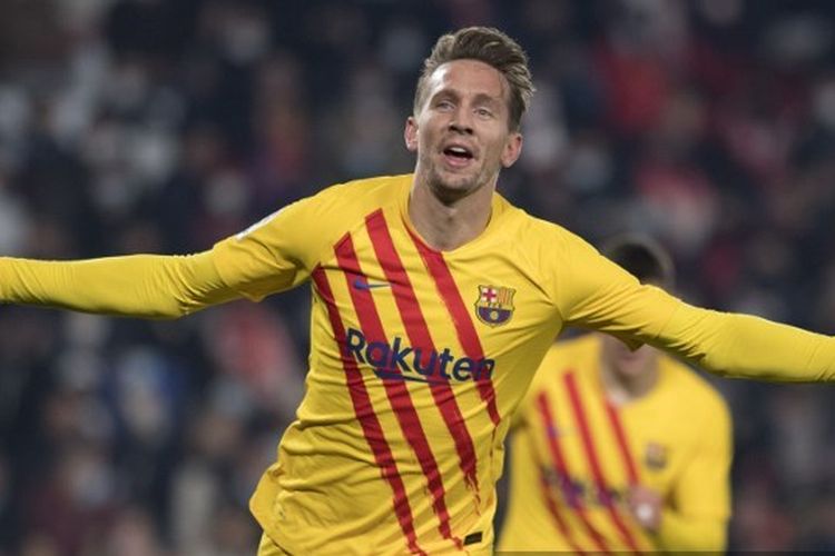 Penyerang Barcelona asal Belanda, Luuk de Jong, melakukan selebrasi usai menjebol gawang Granada dalam partai Liga Spanyol 2021-2022 di Stadion Nuevo Los Carmenes, 8 Januari 2022.