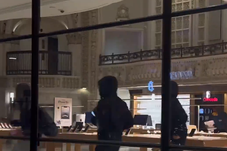 Tangkapan gambar saat Apple Store di Los Angeles dijarah