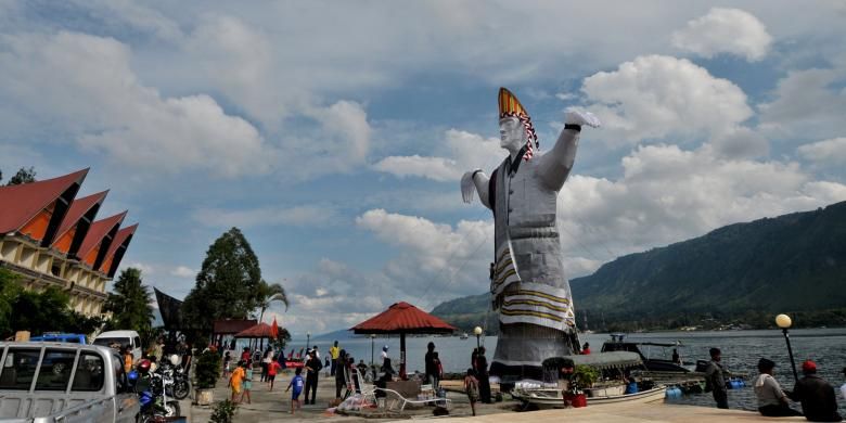 Boneka sigale-gale raksasa hendak dilarung di Danau Toba, Samosir, Sumatera Utara, Sabtu (7/9/2014). 

