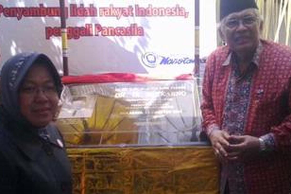 Walikota Surabaya, Tri Rismaharini (kiri) berjanji akan membeli rumah tempat kelahiran Soekarno untuk dibuat Museum, Senin (6/6/2011).
