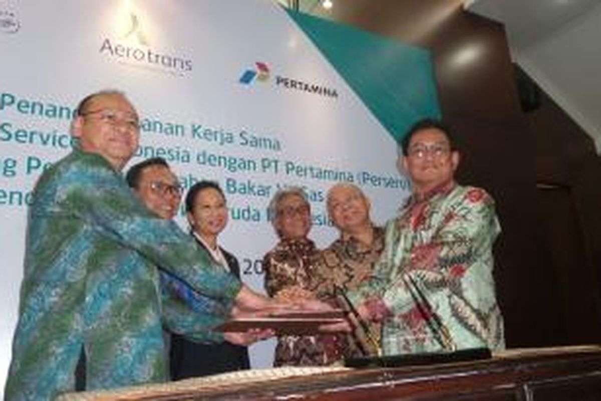 Penandatanganan antara Garuda Indonesia dan pertamina untuk pemanfaatan Vi-Gas pada kendaraan air crew Garuda Indonesia, Jumat (15/1/2016).