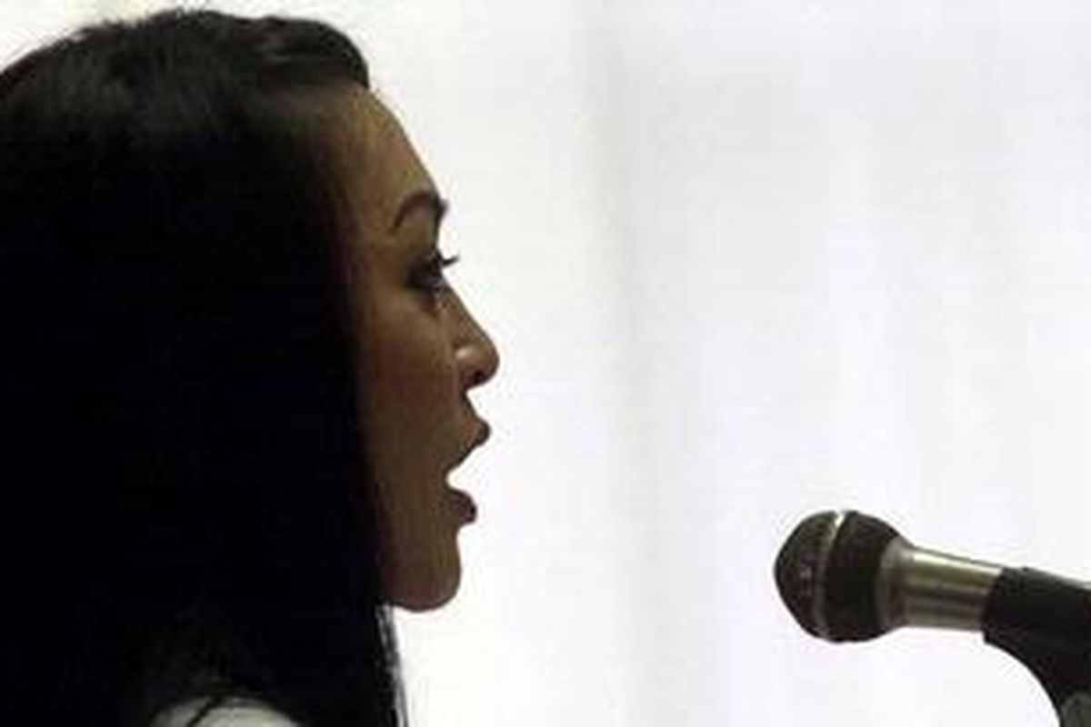 Terdakwa Angelina Sondakh membacakan pembelaannya dalam persidangan yang digelar di Pengadilan Tindak Pidana Korupsi, Jakarta, Kamis (1/3/2013). Angie melakukan pembelaan atas tuntutan 12 tahun penjara oleh Jaksa Penuntut Umum, karena diduga terlibat dalam kasus korupsi penerimaan hadiah dalam penganggaran di Kemenpora dan Kemendiknas. TRIBUNNEWS/DANY PERMANA