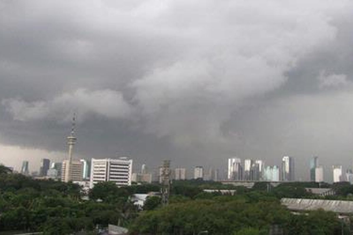 Mendung menggantung di langit Jakarta Selatan, Kamis 7/1/10 petang.