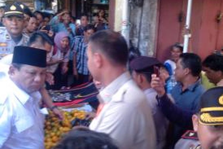 Calon presiden Prabowo Subianto saat blusukan di Pasar 16 Ilir, Palembang, Kamis (12/6/2014). 