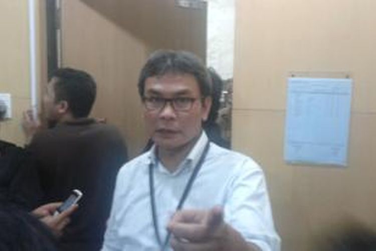 Juru Bicara Komisi Pemberantasan Korupsi (KPK) Johan Budi, usai memberikan keterangan soal operasi tangkap tangan di rumah Bupati Karawang, Jawa Barat, Jumat (18/7/2014) dini hari.