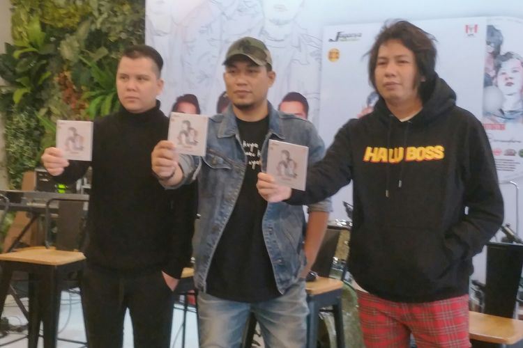 Band ARMADA, (kiri ke kanan): Andit (drum), Rizal (vokal), dan Mai (gitar) dalam konferensi pers peluncuran album Kita Bersaudara, Jumat (22/10/2021) di Kemang, Jakarta Selatan.