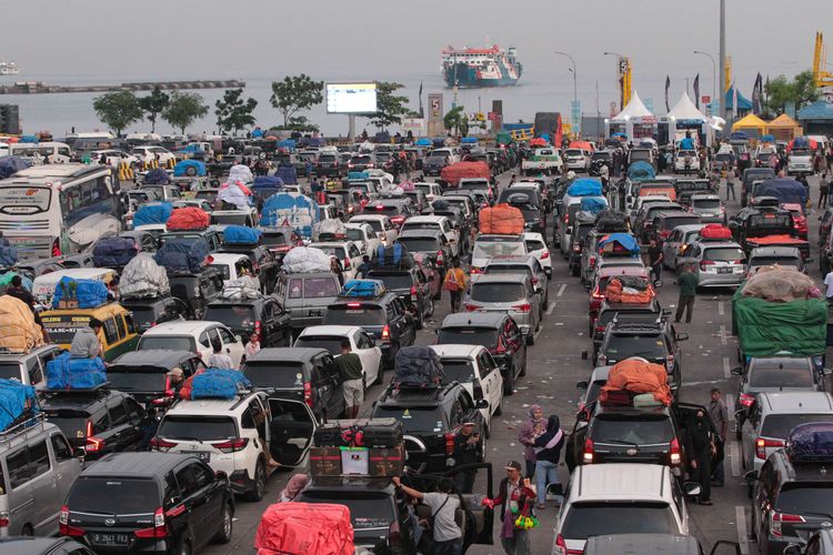 Antrean kendaraan roda empat memadati area Pelabuhan Merak, Cilegon, Banten, Rabu (19/4/2023). Puncak arus mudik Lebaran 2023 diperkiran terjadi mulai tanggal 18 hingga 21 April.