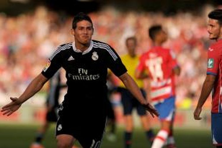 gelandang Real Madrid, James Rodriguez, saat melakukan selebrasi seusai mencetak gol ke gawang Granada pada lanjutan Primera Division di Estadio Los Carmenes, Sabtu (1/11/2014).