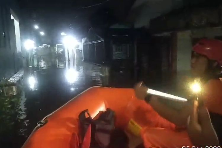 Petugas BPBD Medan memantau kondisi banjir menggunakan perahu karet di Kelurahan Tanjung Rejo, Kecamatan Sunggal, Kota Medan, Senin (25/9/2023) malam 