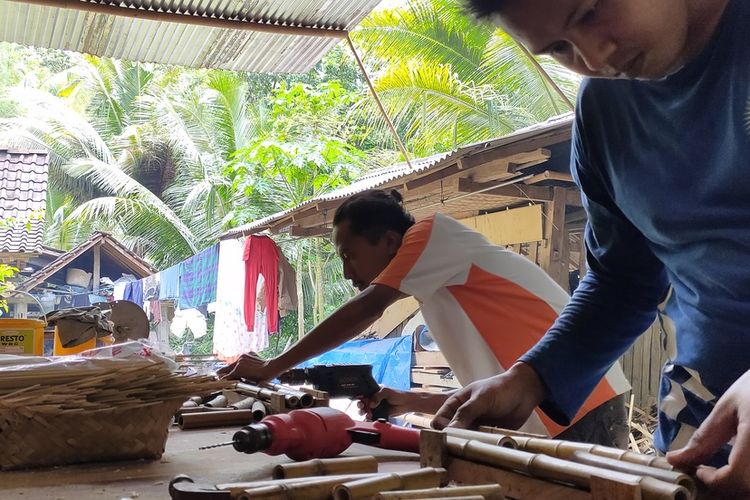 Rumah produksi bambu milik Mujimin di Pedukuhan Nabin, Kalurahan Sidomulyo, Kapanewon Pengasih, Kabupaten Kulon Progo, Daerah Istimewa Yogyakarta. Dari rumah ini, 40.000 baki atau nampan dibikin untuk diekspor ke Belanda.