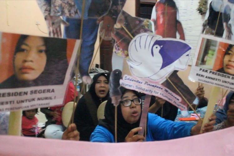 Para aktivis perempuan mengelar pertunjukan sederhana, wayang alternatif yaitu wayang solidaritas untuk Nuril, Jumat malam (12/7/2019). Mereka merespon kasus Baiq Nuril Maknun yang tengah menanti amnesti dari Presiden Joko Widodo.