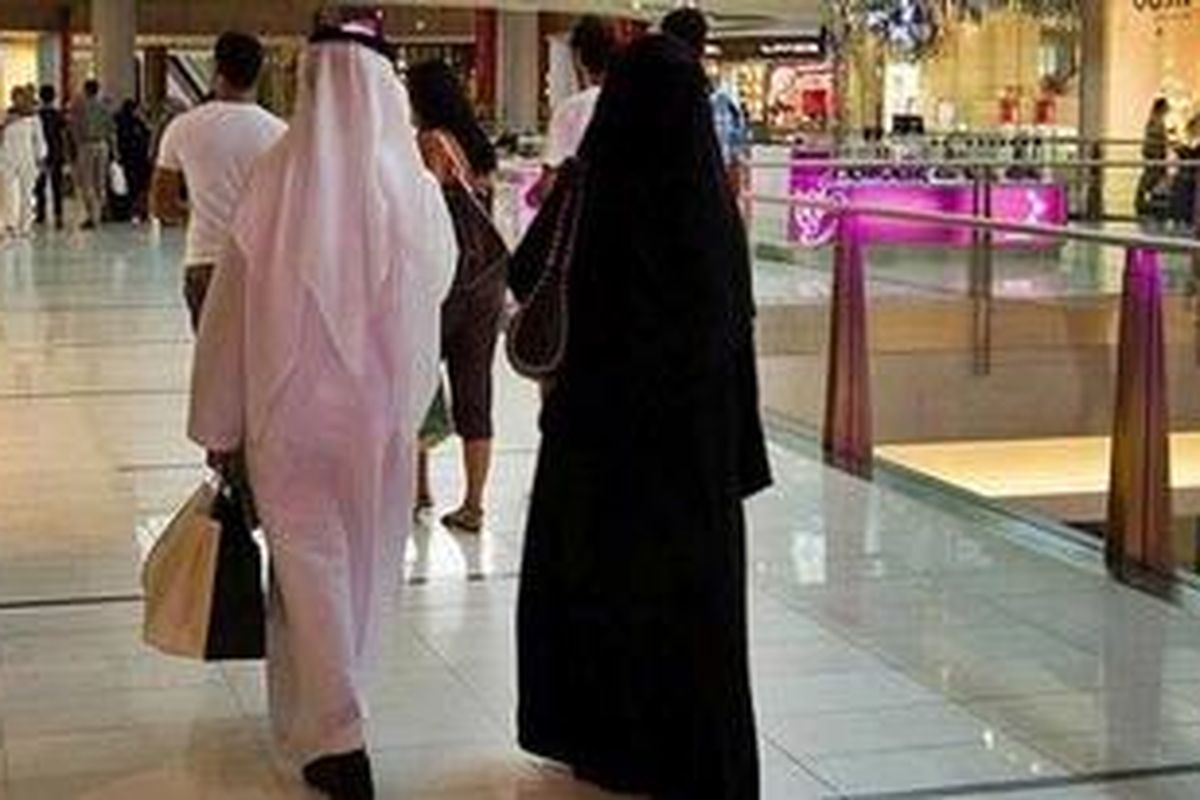 Warga asli Dubai dengan pakaian tradisional Arab.