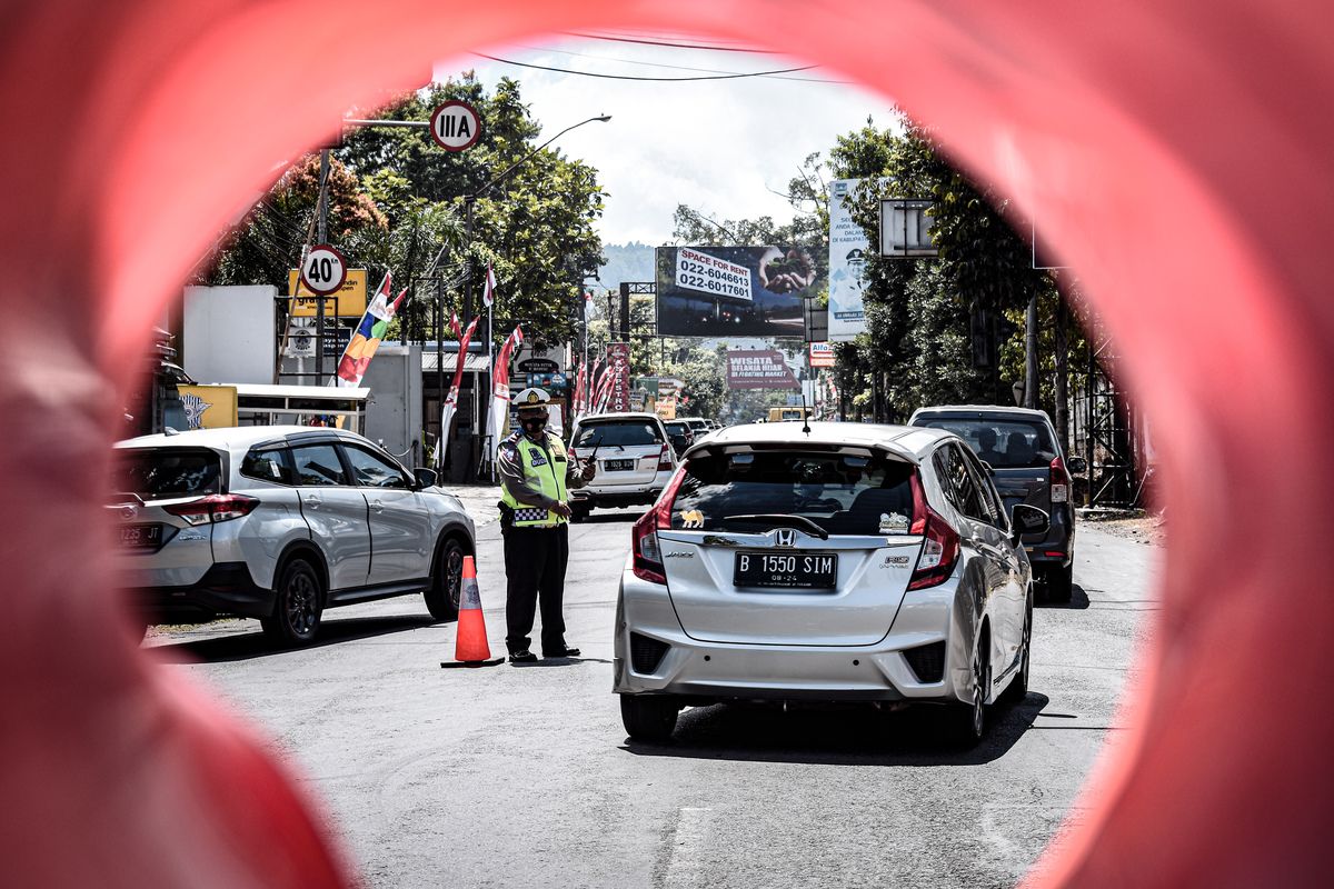 Polisi melakukan buka tutup arus lalu lintas di Kabupaten Bandung Barat.