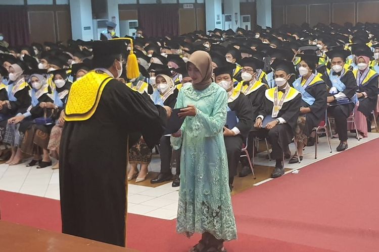 Rektor Universitas Sebelas Maret (UNS) Prof Jamal Wiwoho menyerahkan ijazah kepada kakak dari Almarhumah Rika, salah satu wisudawati yang meninggal sehari sebelum diwisuda.