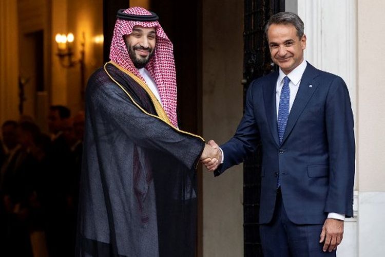Perdana Menteri Yunani Kyriakos Mitsotakis menyapa Putra Mahkota Saudi Mohammed bin Salman sebelum pertemuan mereka di kantor perdana menteri di Athena pada 26 Juli 2022. 