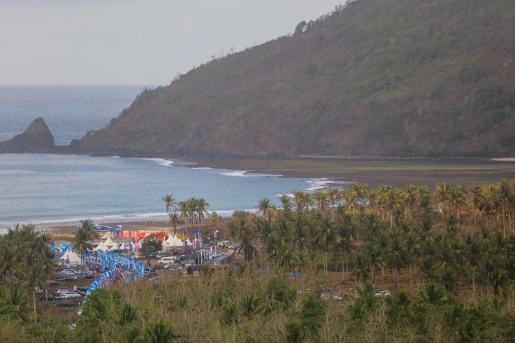 Peserta mengikuti Mekaki Marathon 2018 di Pantai Teluk Mekaki, Sekotong Barat, Kecamatan Sekotong, Lombok Barat, Nusa Tenggara Barat (NTB), Minggu (28/10/2018). Sedikitnya 1.500 peserta mengikuti lomba lari Mekaki Marathon 2018, 1.000 untuk kategori 5K dan 500 peserta untuk 10K.