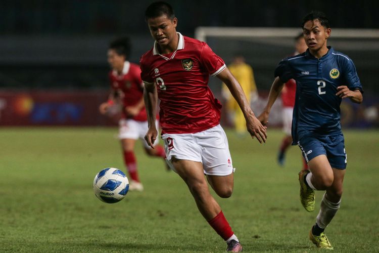 Pemain timnas U19 Indonesia Hokky Caraka berebut bola saat bertanding melawan Brunei pada laga lanjutan Grup A Piala AFF U19 2022 yang digelar di Stadion Patriot Candrabhaga, Bekasi, Senin (4/7/2022). Indonesia unggul 7-0 atas Brunei.