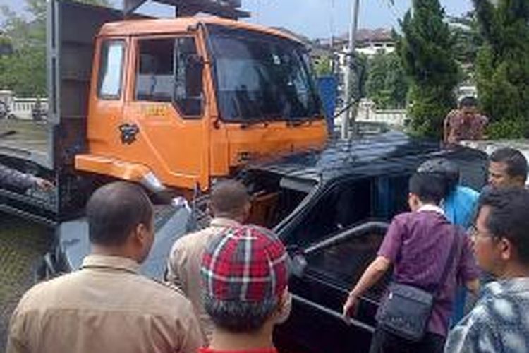 Truk tronton Mitsubishi Fuso Nopol H1907CB menabrak Isuzu Panther H9133LM di ruas Jalan Diponegoro, Ungaran, tepatnya di depan Kantor Bupati Semarang, Kamis (5/2/2015) sore sekitar pukul 15.30