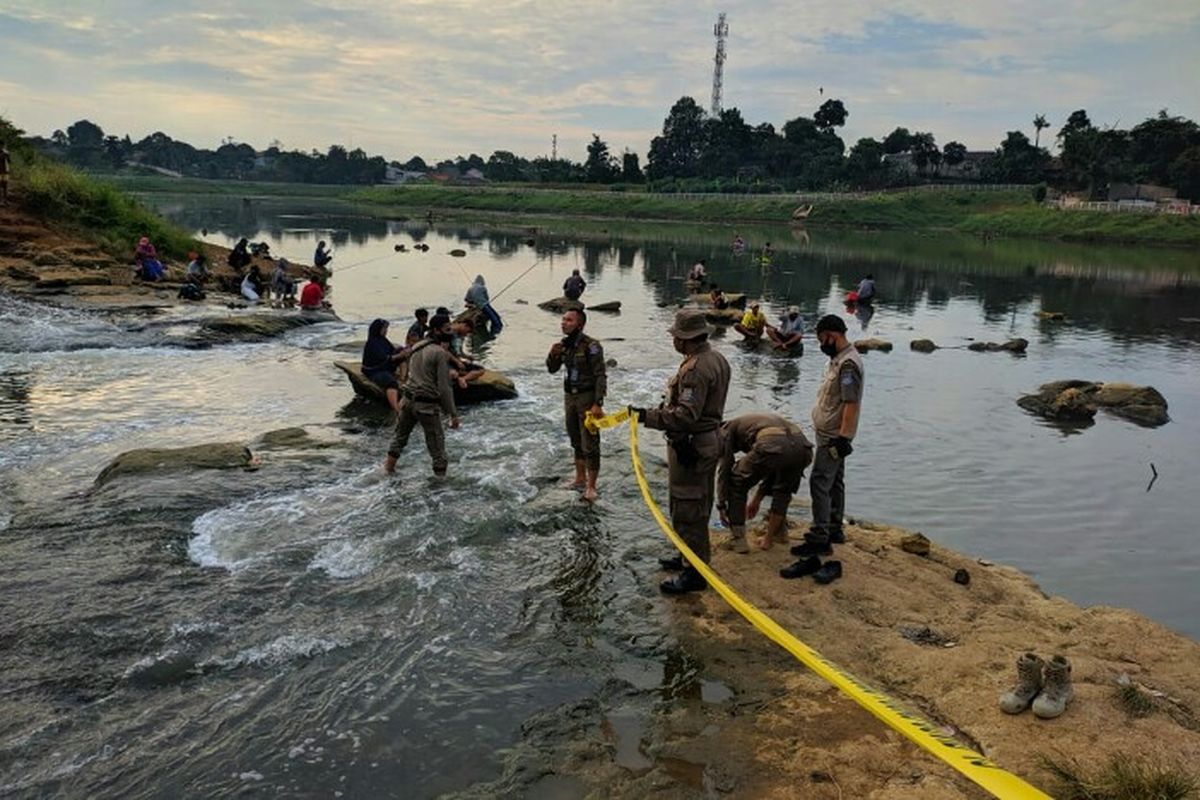 Satuan Polisi Pamong Praja (Satpol PP) Kota Tangerang Selatan menutup sementara Situ Lengkong Wetan yang berlokasi kawasan Serpong, Tangerang Selatan, Rabu (17/6/2020) kemarin. 