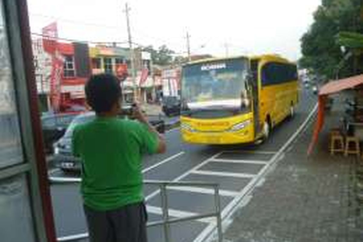 Anak-anak di Ungaran, Kabupaten Semarang tengah menunggu bus malam yang lewat di Jl Diponegoro Ungaran, Kabupaten Semarang, Rabu (11/5/2016) sore. Mereka menantikan bus yang membunyikan klakson telolet untuk direkam dan diunggah ke media sosial.