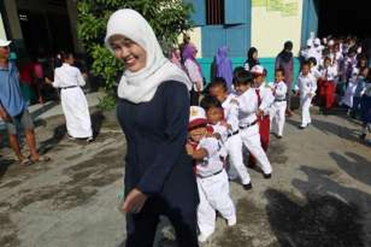 Ilustrasi: Guru mengajak murid baru kelas I mengikuti pengenalan lingkungan sekolah saat hari pertama masuk sekolah, di SD Negeri Palmerah 07 Pagi, Palmerah Utara, Jakarta, Senin (18/7/2016). 

