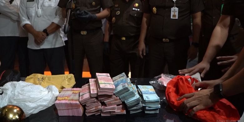 Diduga lakukan pemerasan, Kejaksaan Tinggi Jawa Barat tengah memperlihatkan barang bukti uang Rp 350 juta yang ditemukan di salah satu apartemen oknum BPK RI.