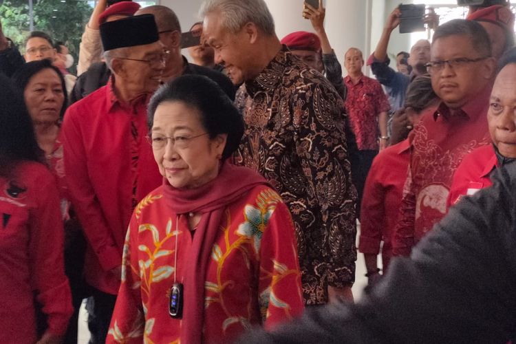 Ketua Umum PDI-P Megawati Soekarnoputri (depan), bakal capres PDI-P Ganjar Pranowo (berbaju batik coklat), dan Sekjen PDI-P Hasto Kristiyanto (berbaju batik merah belakang) saat tiba di Kantor DPD PDI-P Yogyakarta, Selasa (22/8/2023) siang.