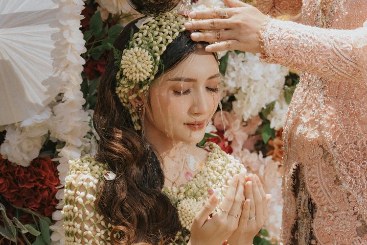 Gaya Yuriska Patricia di Momen Siraman, Anggun dengan Jumpuran Merah