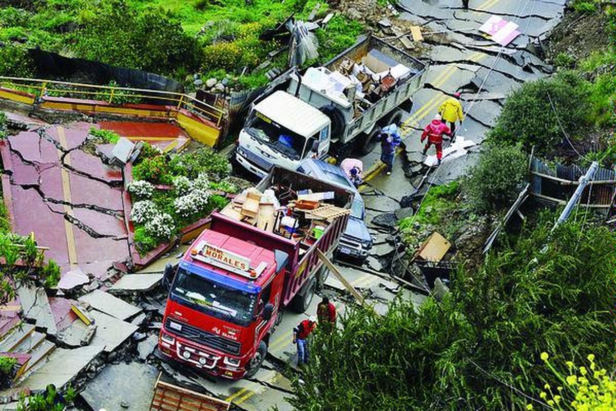 Korban bencana tanah longsor berusaha mengevakuasi harta benda mereka menggunakan truk di selatan kawasan Valle de Las Flores, La Paz, Bolivia, Minggu (27/2). Bukit di kawasan itu longsor karena hujan deras berkepanjangan, menghantam kawasan seluas sedikitnya 80 hektar. Sedikitnya 400 rumah rusak tersapu longsor tersebut.