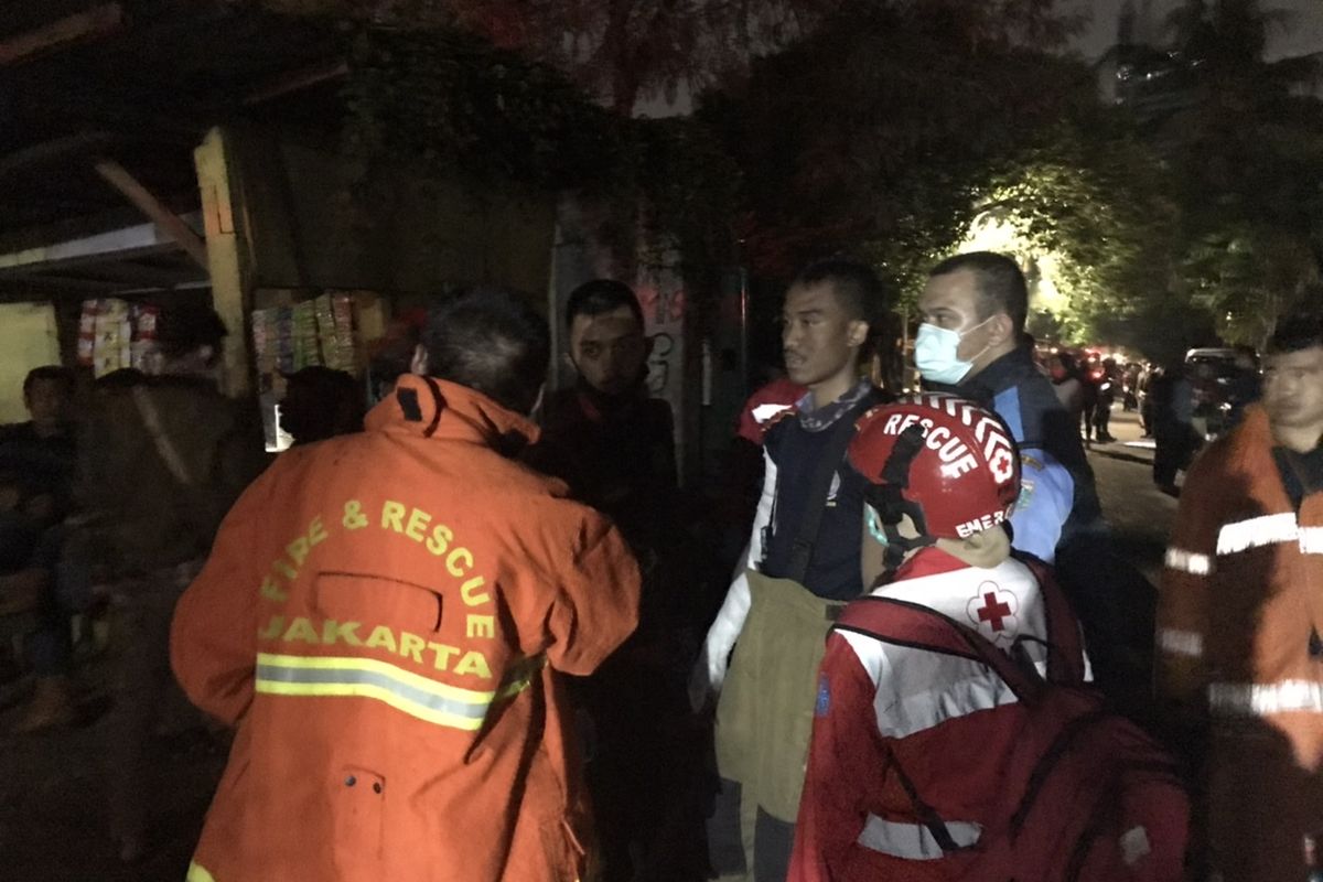 Seorang anggota pemadam kebakaran Sektor VI Tebet Suku Dinas Penanggulangan Kebakaran dan Penyelamatan Jakarta mengalami cedera di bagian tangan saat memadamkan kebakaran di kawasan permukiman padat penduduk di Jalan Rasamala 3, Menteng Dalam, Tebet, Jakarta Selatan pada Rabu (13/1/2021).