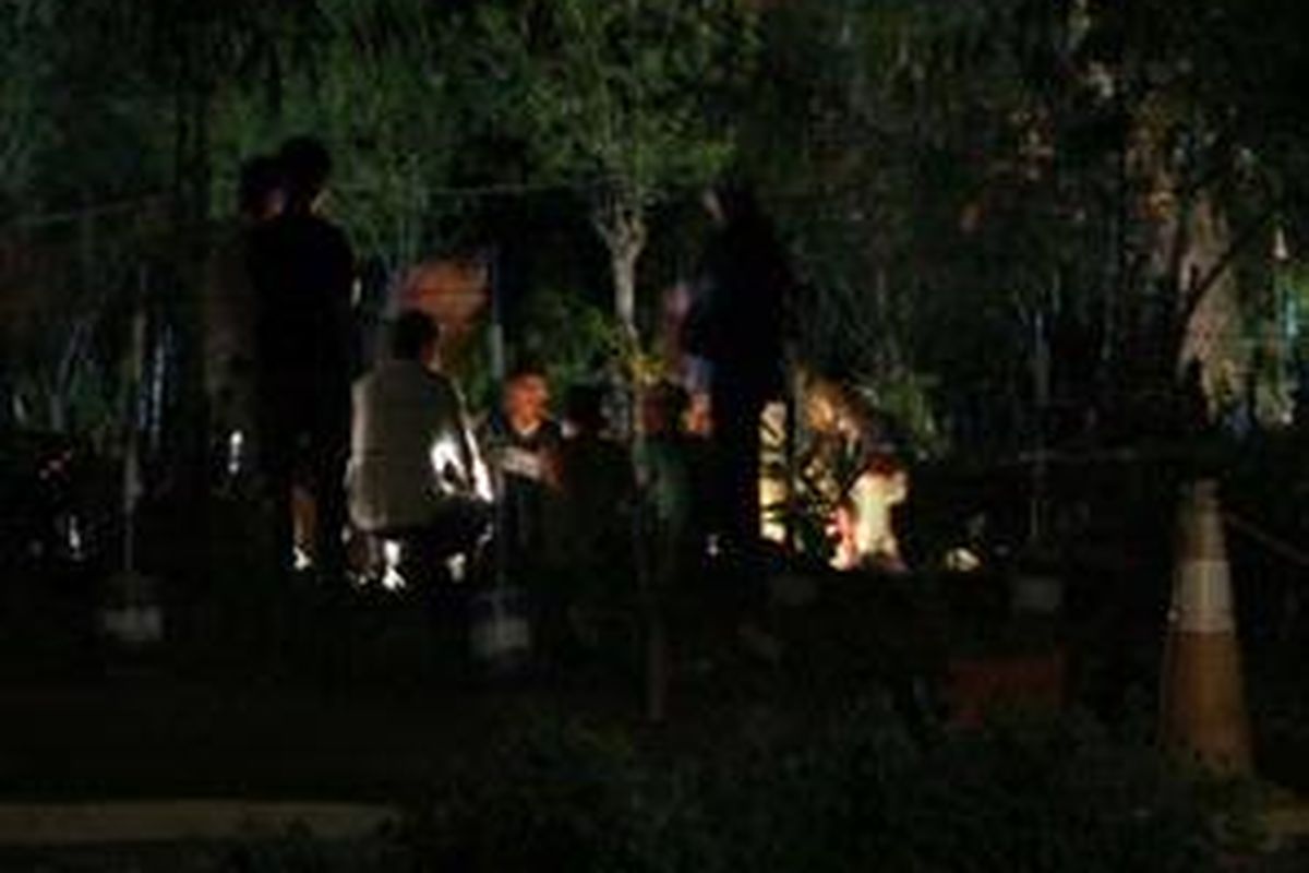 Penggalian makam Imam Samudra dilakukan dalam penjagaan aparat kepolisian.