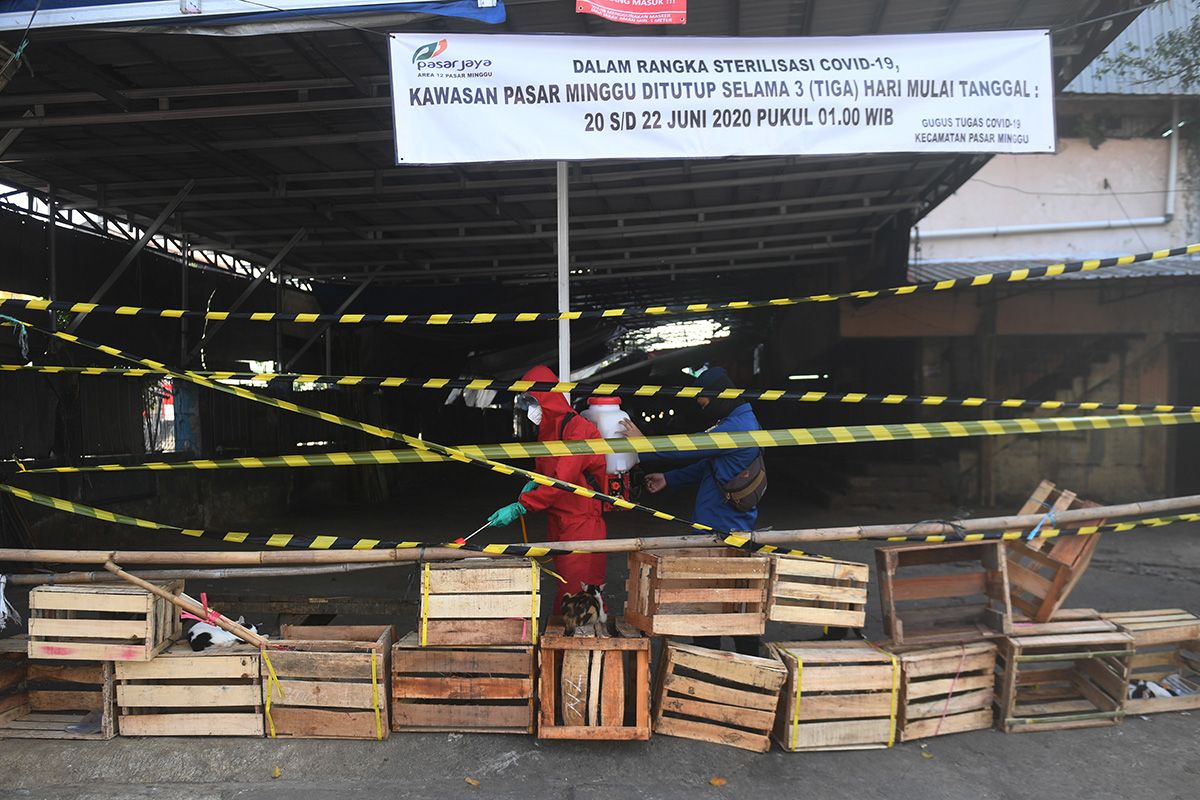 Petugas damkar menyemprotkan disinfektan di Pasar Minggu, Jakarta, Minggu (21/6/2020). Pemprov DKI Jakarta menutup Pasar Minggu dan melakukan sterilisasi  akibat ditemukannya kasus positif COVID-19.