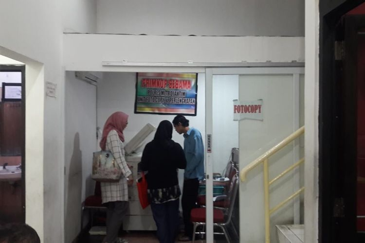 Gerai foto copy di lingkungan Mapolres Metro Jakarta Timur, ramai didatangi pemohon SKCK, Selasa (12/11/2019).