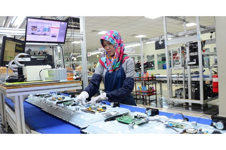 Proses perakitan TV LG di fasilitas produksi Cibitung, Bekasi, Jawa Barat