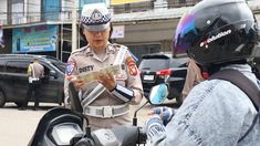 Bolehkah Menolak Tunjukkan SIM dan STNK Saat Diperiksa? Ini Kata Polisi