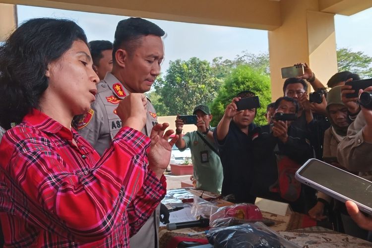 Geyflin Trise (45) yang berprofesi sebagai sopir taksi online asal Tomang, Jakarta Barat ini tengah memberikan keterangan kepada wartawan di Polres Cianjur, Jumat (21/7/2023) petang perihal kejadian yang menimpanya. Ibu dua anak ini luput dari maut setelah berhasil melumpuhkan dua pelaku begal yang mencoba merampas kendaraannya.