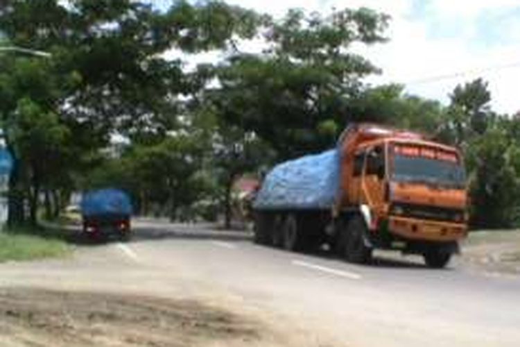 Pungli di jembatan timbang di jalur Trans Sulawesi memberatkan sopir angkutan. Mereka dimintai setoran minimal Rp 10.000 bahkan bisa lebih besar, tergantung muatan kendaraan.