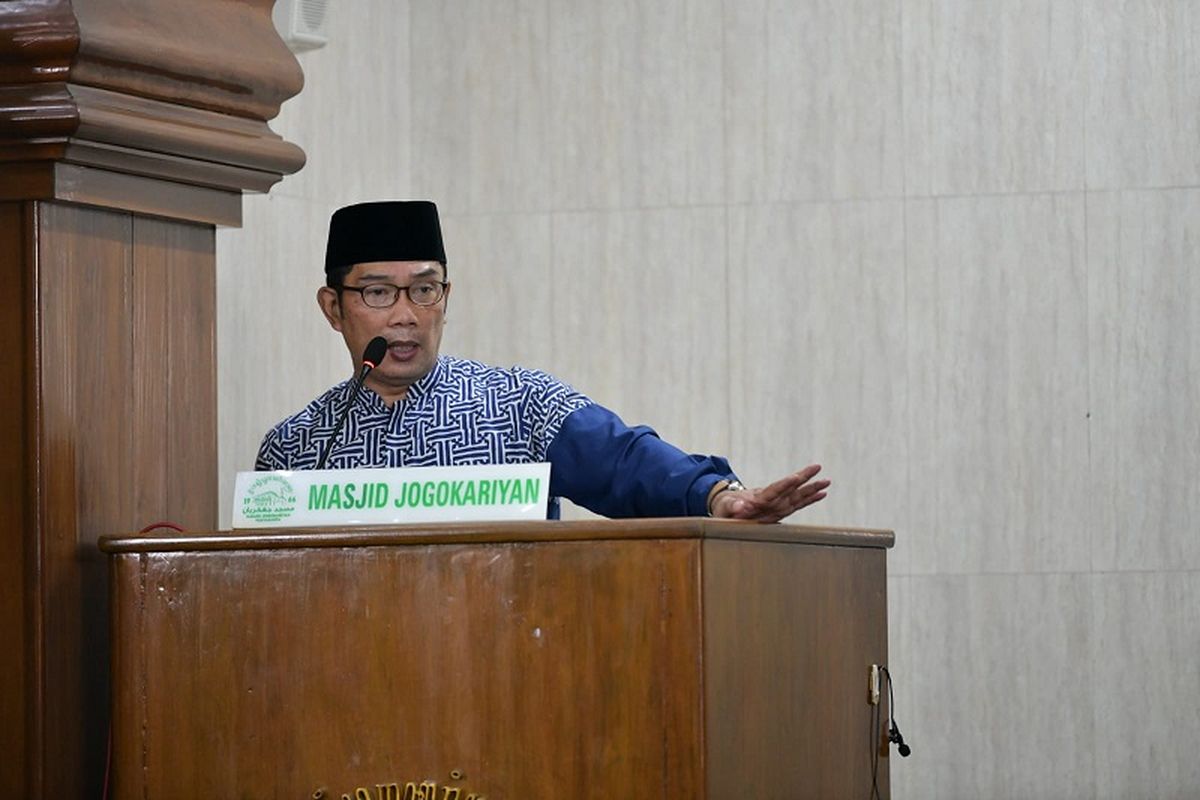 Gubernur Jabar Ridwan Kamil saat melaksanakan salat subuh berjamaah, dilanjutkan memberikan kuliah subuh bersama Mualaf Center Indonesia di Masjid Jogokariyan, Yogyakarta, Rabu (6/4/2022).