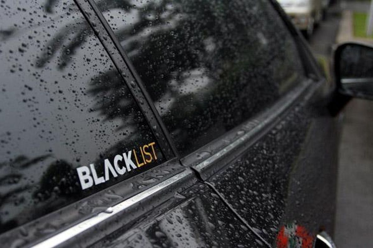 Kaca film Blacklist dijual mulai Rp 1 juta.