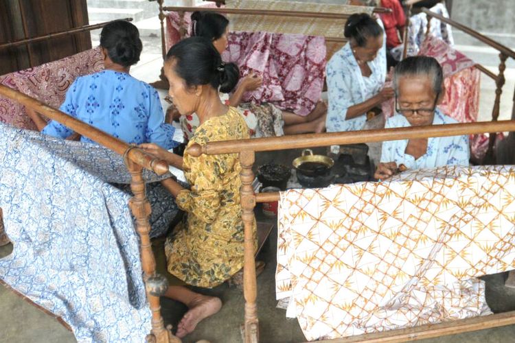Kampung Batik Solo - Para pengrajin batik tengah membuat batik di Kampung Batik Kauman, Surakarta, Jawa Tengah.